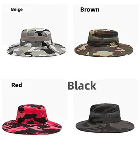 Dettaglio di quattro cappelli boonie mimetici in beige, marrone, rosso e nero con rete