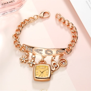 Dettaglio orologio bracciale oro rosa con scritta LOVE in strass e pendenti floreali