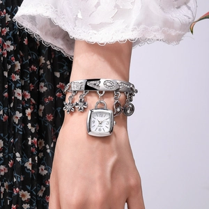 Elegante orologio da polso in lega d'argento con strass e ciondoli a cuore