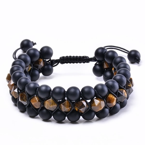 Dettaglio del bracciale a tre strati con pietre occhio di tigre e onice nero opaco