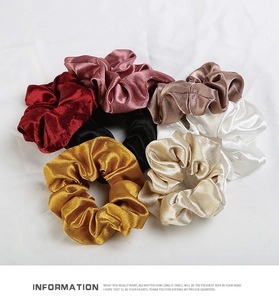Dettaglio di scrunchies in raso multicolore in bordeaux rosa e tonalità champagne