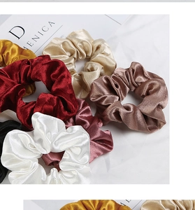 Dettaglio di elastici scrunchie in raso in vari colori con finitura lucida e tessuto morbido