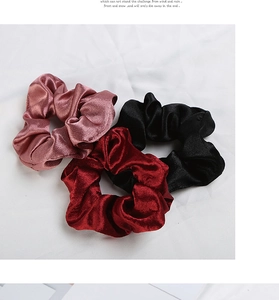 Dettaglio di elastici per capelli in velluto e raso rosa, rosso scuro e nero in set da 3