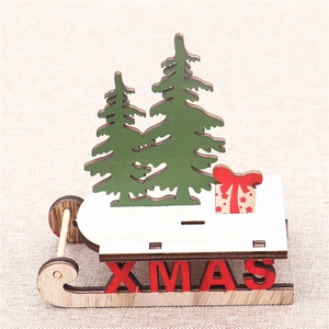 Details der hölzernen Weihnachts-Schlittendeko mit XMAS-Schriftzug und Tannenbaum
