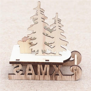 Laserschnitt-Weihnachtsschlitten aus Holz mit XMAS-Ausschnitten und Geschenken