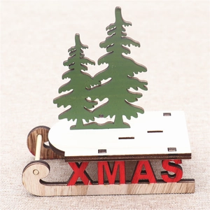 Detailansicht eines DIY-Weihnachtsschlittens aus Holz mit XMAS-Briefen und grünem Tannenbaum