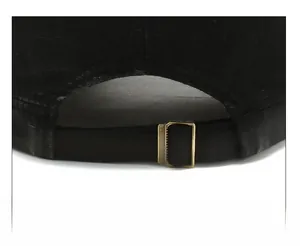 Detail der verstellbaren Metallschnalle an der schwarzen Mütze mit Twill-Struktur