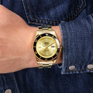 Montre homme quartz bicolore dorée avec grand cadran et guichet date sur fond en jean bleu