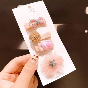 Detail van 4-delige set met roze gehaakte strik en pluche bal haarspeldjes voor meisjes