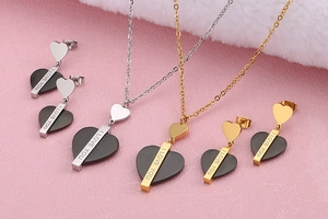 Détails du lot de colliers et boucles d'oreilles cœur gravés I LOVE YOU en or et argent