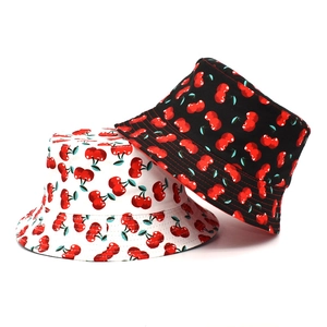 Détails des bobs réversibles en coton à imprimé cerise, modèles blanc et noir
