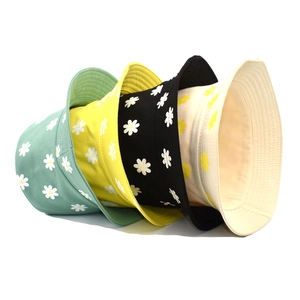 Détail de bobs en coton avec motifs marguerites empilés en quatre couleurs printanières