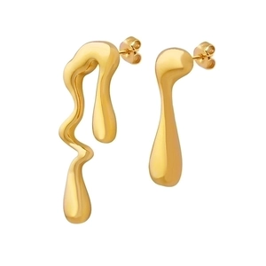 Pendientes asimétricos modernos de metal líquido en oro pulido sobre fondo blanco