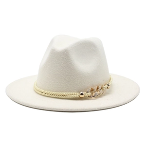 Détail du chapeau fedora en laine ivoire avec corde tressée dorée et bande de chaîne