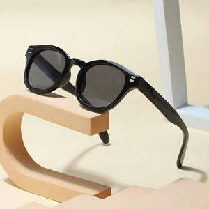 Classic round black sunglasses with silver studs and UV protection for men and women