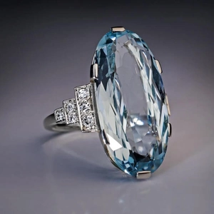 Macro de un anillo con gema ovalada azul claro y detalles Art Déco con diamantes incrustados
