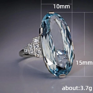 Primer plano de anillo de cristal azul óvalo 10x15mm con engaste de garras y diamantes laterales