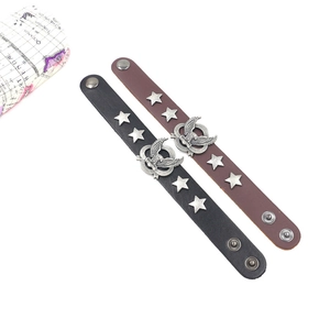 Bracelets punk en cuir avec emblème d'aigle et clous étoiles en noir et marron foncé