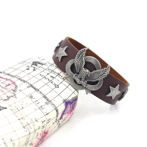 Bracelet large en cuir marron rétro pour homme avec emblème d'aigle et clous étoiles