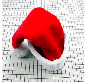 Detailansicht der roten Plüsch-Weihnachtsmütze mit weißem Kunstfellbesatz und Bommel