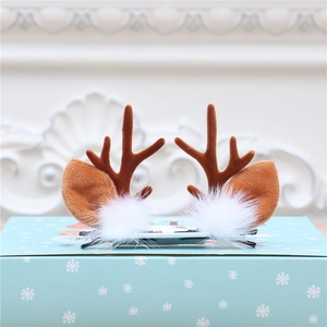 Gros plan de barrettes bois de renne avec fourrure blanche sur une boîte de Noël