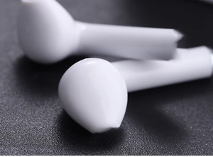 Primer plano macro de auriculares inalámbricos i7mini blancos sobre fondo negro