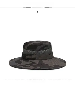Vista frontale cappello mimetico con fascia in rete traspirante e tesa larga