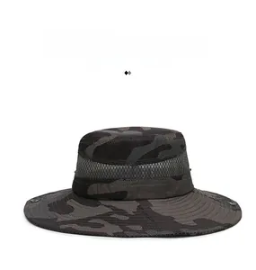 Dettaglio del cappello da sole mimetico con striscia a rete traspirante e tesa larga