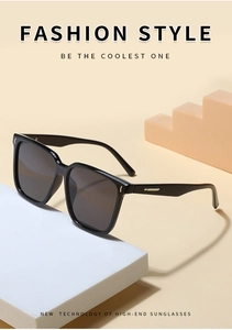 Gros plan sur des lunettes de soleil noires surdimensionnées avec détails en métal