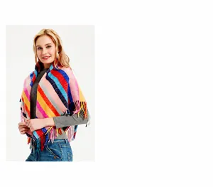 Detail eines bunten gestreiften Strickschals mit langen Fransen an einem Frauenmodell