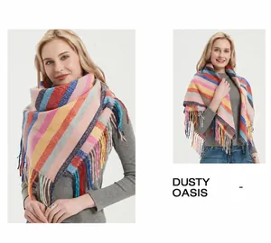 Detailaufnahme der gestreiften Strickschal-Textur mit dekorativen Fransenrändern