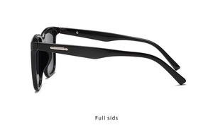 Détail de lunettes de soleil carrées noires avec accents métalliques argentés sur les branches