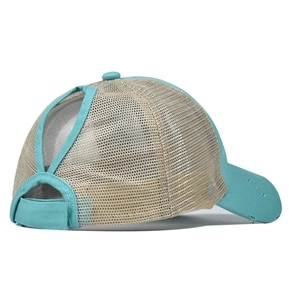 Detail der türkisblauen Ponytail Trucker Cap mit Mesh-Rückseite und Destroyed-Effekt