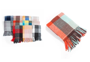Gros plan d'écharpes à carreaux épais avec franges en plusieurs couleurs et texture douce