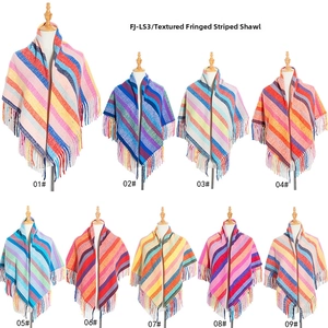 Grille détaillée montrant neuf options de couleurs d'écharpes à rayures et franges