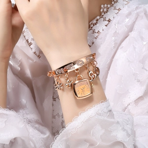 Orologio a bracciale da donna in oro rosa con scritta LOVE e quadrante a lucchetto pendente