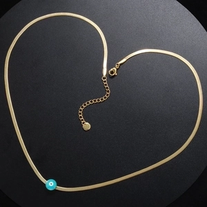 Collar de cadena de serpiente dorada con colgante de ojo azul en forma de corazón