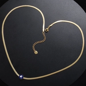 Collar de cadena de serpiente dorada con colgante de ojo azul en forma de corazón