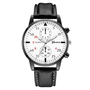 Gros plan du cadran noir et des coutures blanches sur le bracelet de montre en cuir
