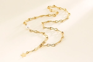 Detailansicht der goldenen S-Gliederkette mit weißer Perle und Sternanhänger für Damen