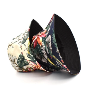 Dettaglio di cappelli alla pescatora con stampa tropicale e fodera interna nera
