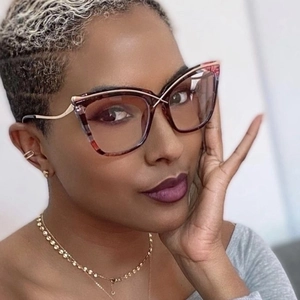 Cat eye glasses featuring vintage tortoiseshell frames and elegant gold metal temples