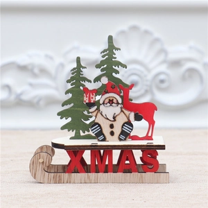 Detail der Holz-Weihnachtsschlitten-Deko mit Weihnachtsmann, Rentier und XMAS-Schrift