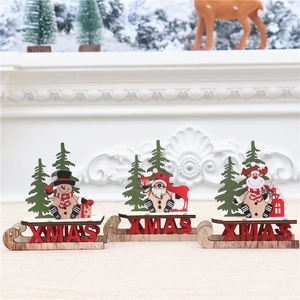 Detailsicht von drei kleinen Weihnachtsschlitten aus Holz mit festlichem XMAS-Ausschnitt