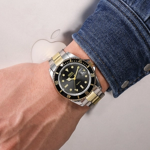 Montre homme bicolore en acier avec cadran noir et dateur portée au poignet