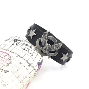 Bracelet punk homme en cuir noir avec emblème d'aigle argenté et rivets en étoile