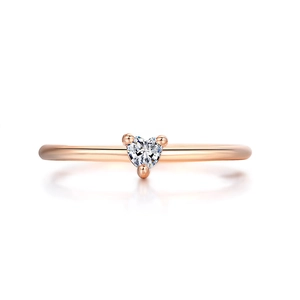Dettaglio dell'anello in oro rosa con zircone a forma di cuore e montatura a tre griffe