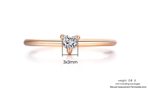 Dettaglio dello zircone a cuore 3x3mm e dell'anello minimalista placcato oro da 0,8g