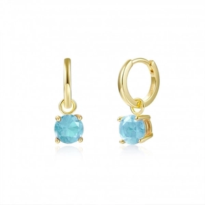 Detalle del sello 925 en pendientes de aro dorados con cristal azul redondo