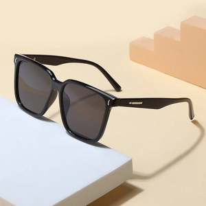 Lunettes De Soleil Carrées Femmes Monture PC UV400 Verres Polarisés Grand Cadre Tendance Extérieur Mode Shades
